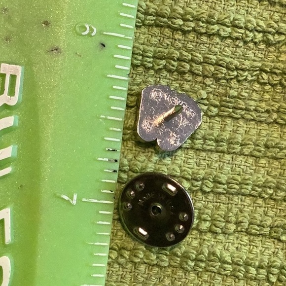 V Evers Precious Feet Hat Pin Lapel Pin Tie Tac Vintage 1979 - Picture 4 of 4